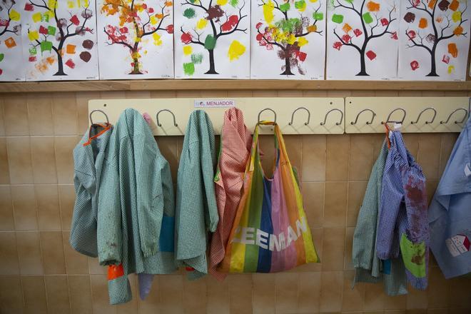 Batas colgadas en el pasillo de una escuela catalana.