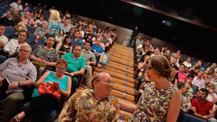 Ana Taboada, ayer, junto a Jesús García, miembro de la asociación de vecinos Asparve de La Corredoria.