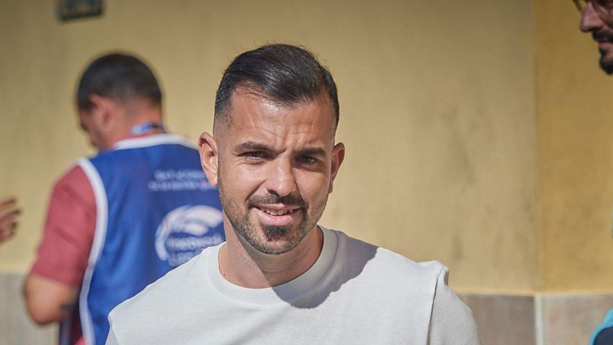 El entrenador de la UDG Tenerife, José Herrera, tras un partido.