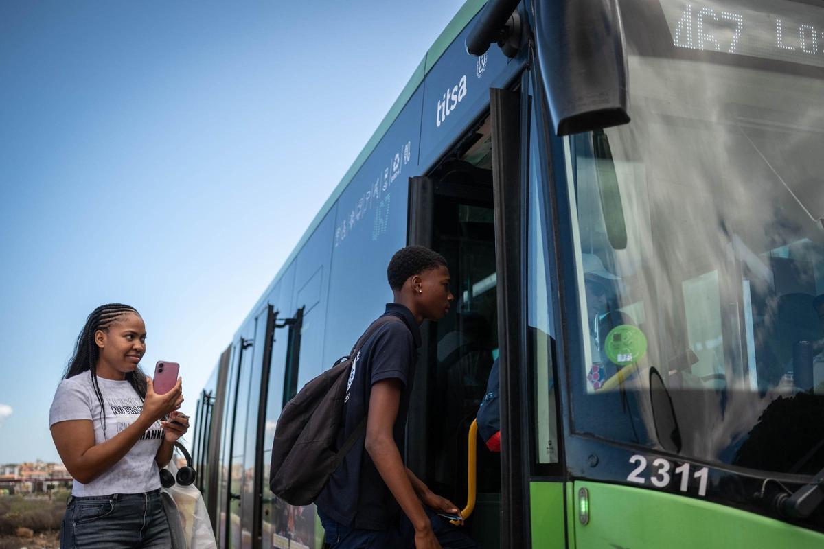 Usuarios de la guagua se suben a la 467 en la parada de El Fraile, en Arona.