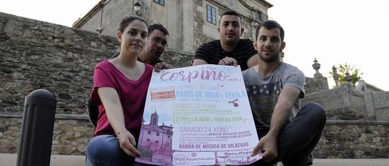 Miembros de la comisión de las fiestas de O Corpiño, ayer, junto al santuario. // Bernabé/Javier Lalín