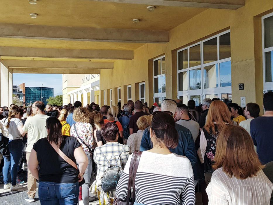 El encierro del personal de limpieza en la Facultad de Derecho de la Universidad de Málaga llega a su tercer día. La basura de los centros sigue acumulándose, pero las empresas, los trabajadores y la institución académica todavía no han llegado a un acuerdo. Este miércoles se ha vuelto a repetir la concentración de otros limpiadores a las puertas del edificio