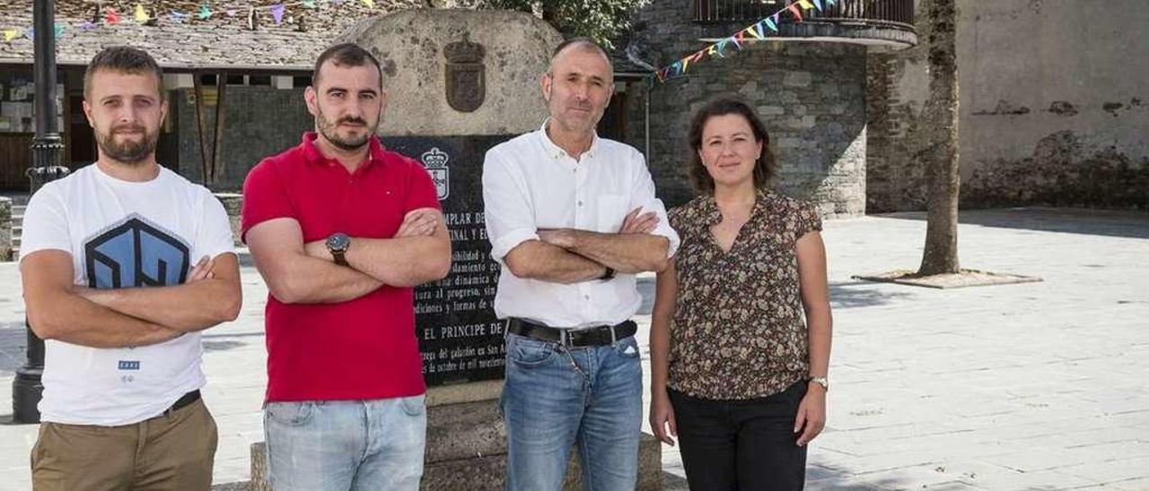 Por la izquierda, Efrén Pérez, Miguel Rellán, ambos de la comisión de fiestas, Luis Felipe Fernández y la alcaldesa, Silvia Méndez.