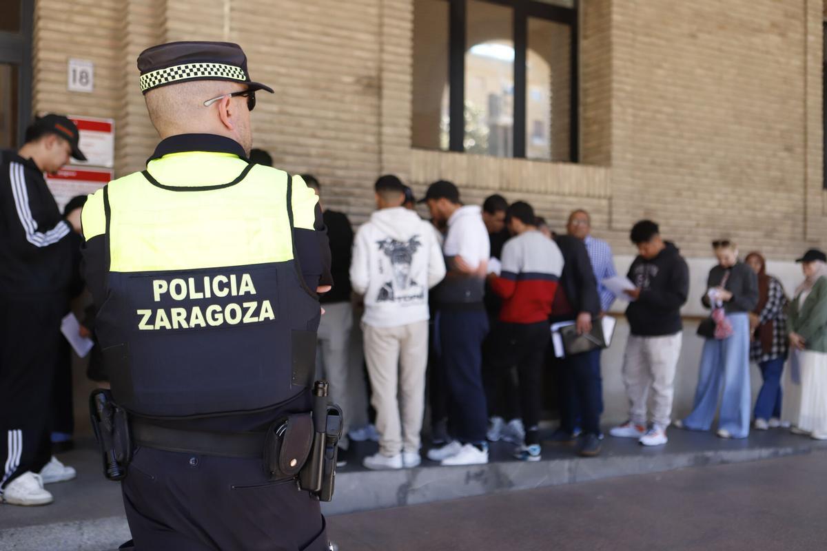 Filas a las puertas del Ayuntamiento de Zaragoza.
