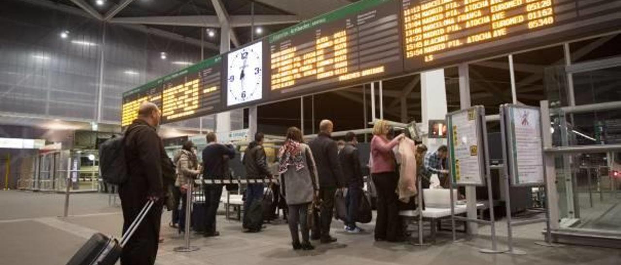 Un grupo de pasajeros pasea por las actuales instalaciones de la estación Joaquín Sorolla.