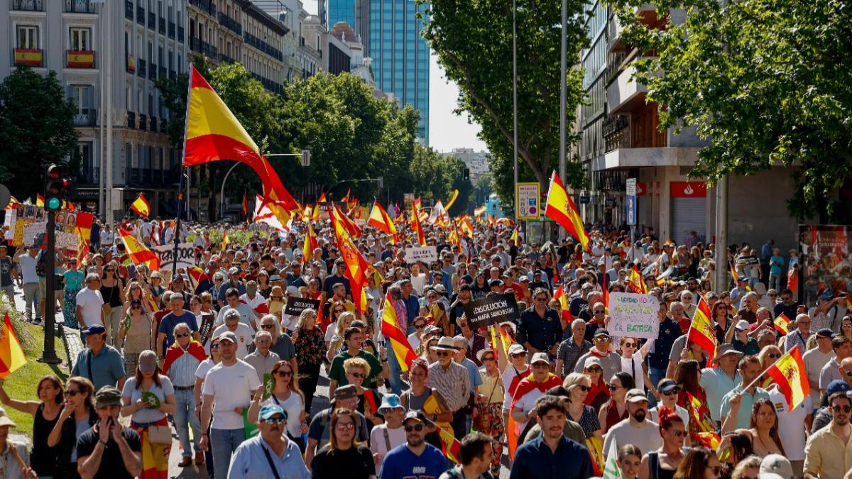 Decenas de miles de personas marchan en Madrid para pedir la dimisión de Sánchez.