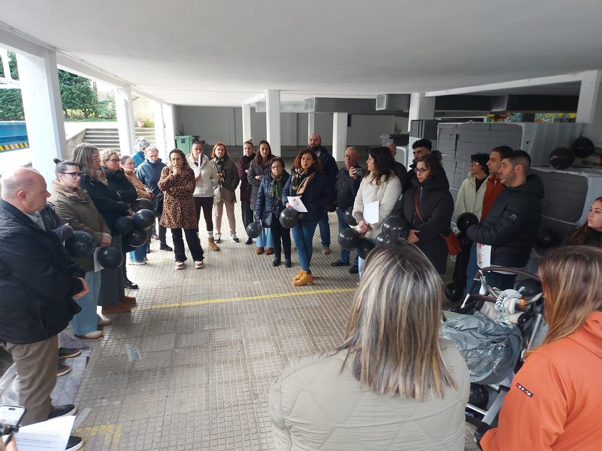 Las familias conversan con el Alcalde de Castropol, a la izquierda de la imagen.