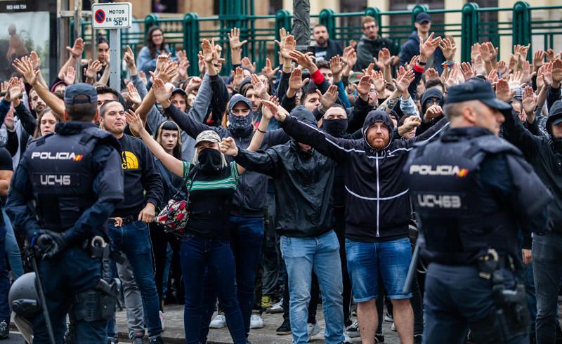 9 d'Octubre: Tensión en las manifestaciones en el centro de València