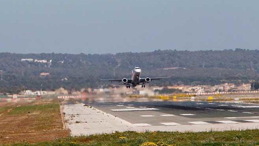 Aterrizaje de urgencia de un avión en Palma por una mujer a punto de dar a luz