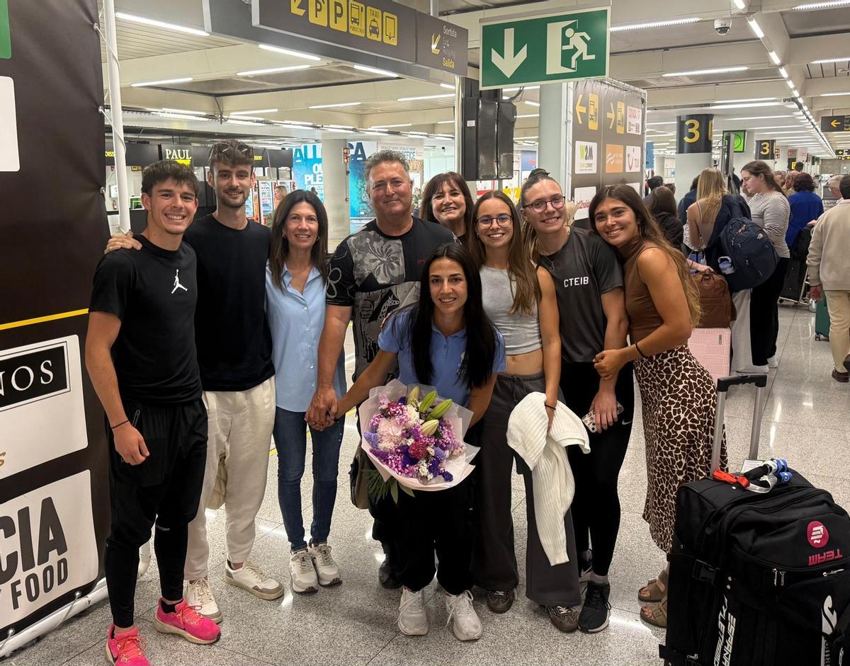 Esperança Cladera, en el centro de la imagen, junto a sus familiares y amigos.