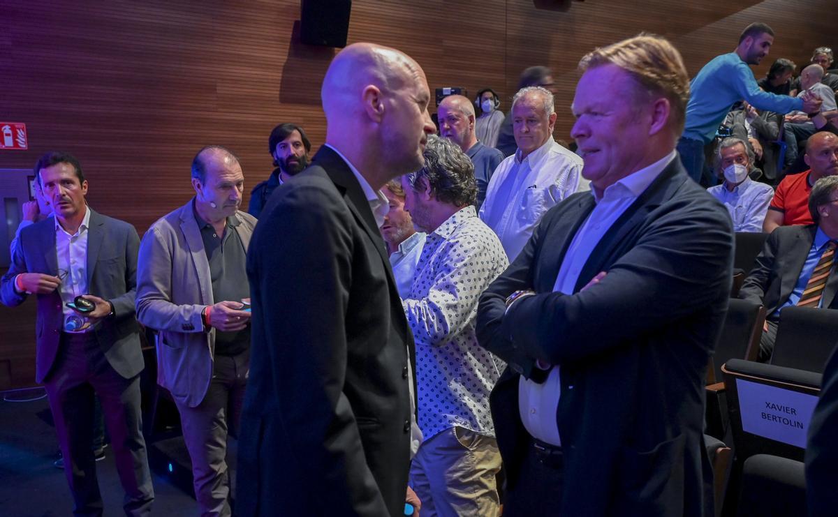 Jordi Cruyff conversa con Ronald Koeman cuando se cumplen 30 años del gol en Wembley