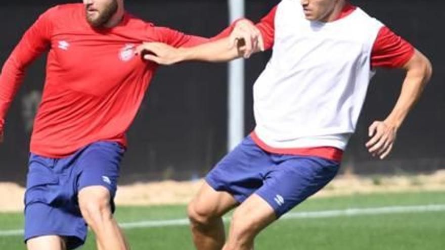 Marc Muniesa (dreta) lluitant amb David Timor en l&#039;entrenament d&#039;ahir a Riudarenes.