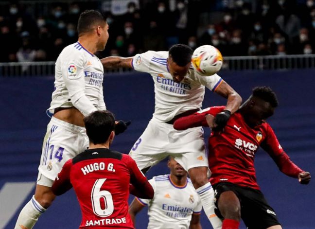 Militao remata a la portería del Valencia en el partido del Bernabéu.