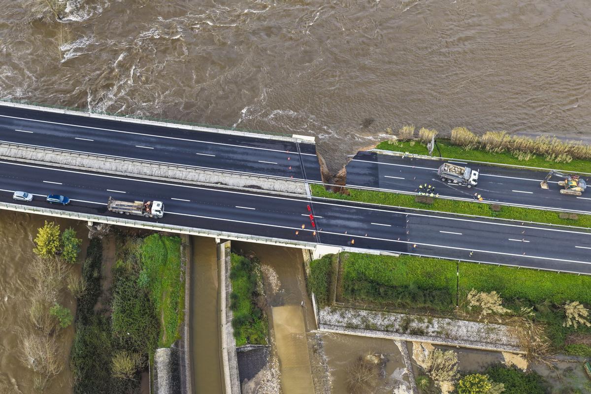 La autovía A1, que une Lisboa con Oporto, colapsada a la altura del dique que se rompió ayer en el río Mondego, en la zona de Casais cerca de Coimbra.