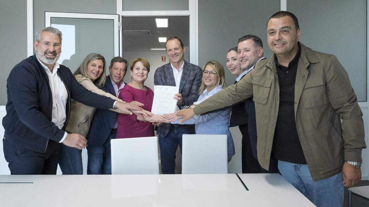 Firma de los estatutos del nuevo partido nacionalista