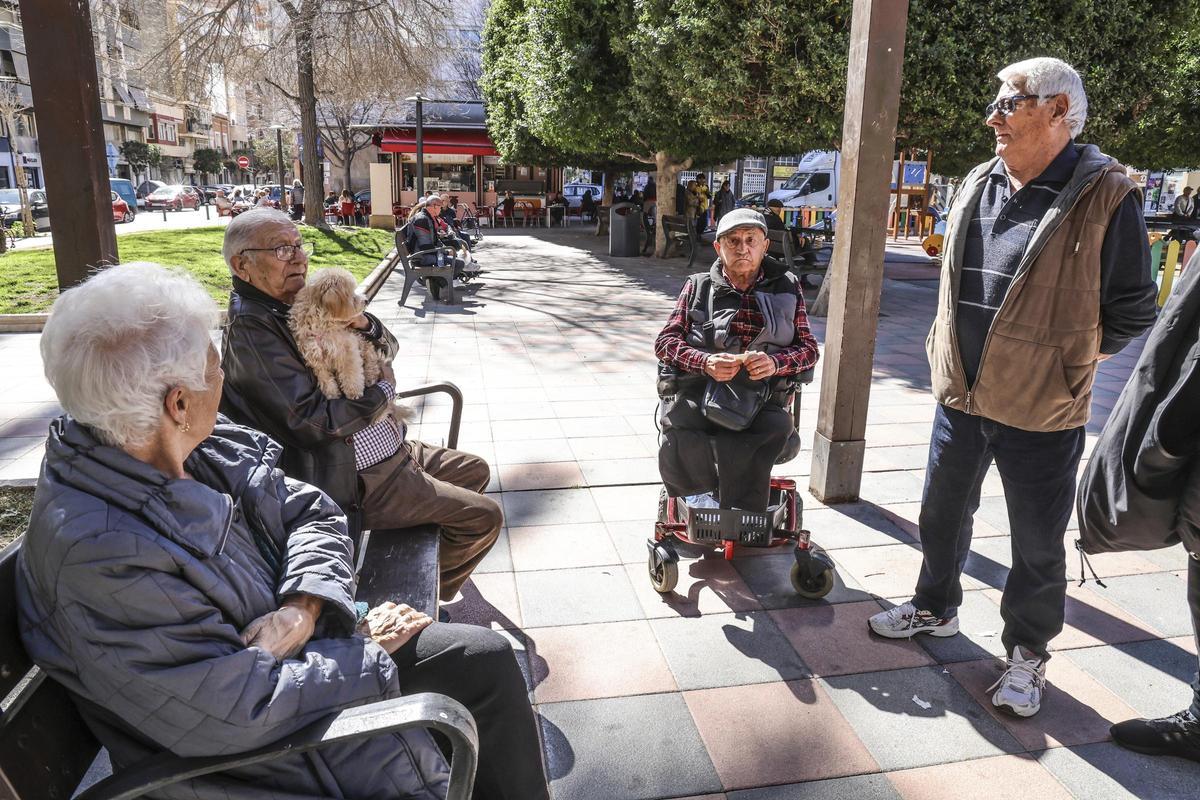 Un grupo de mayores, reunido en la plaza Navarro Rodrigo de Benalúa.