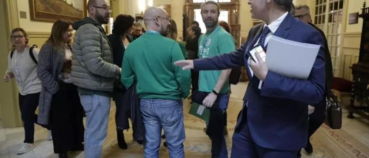 Vera en el Parlament, en uno de sus encuentros con las camisetas verdes.