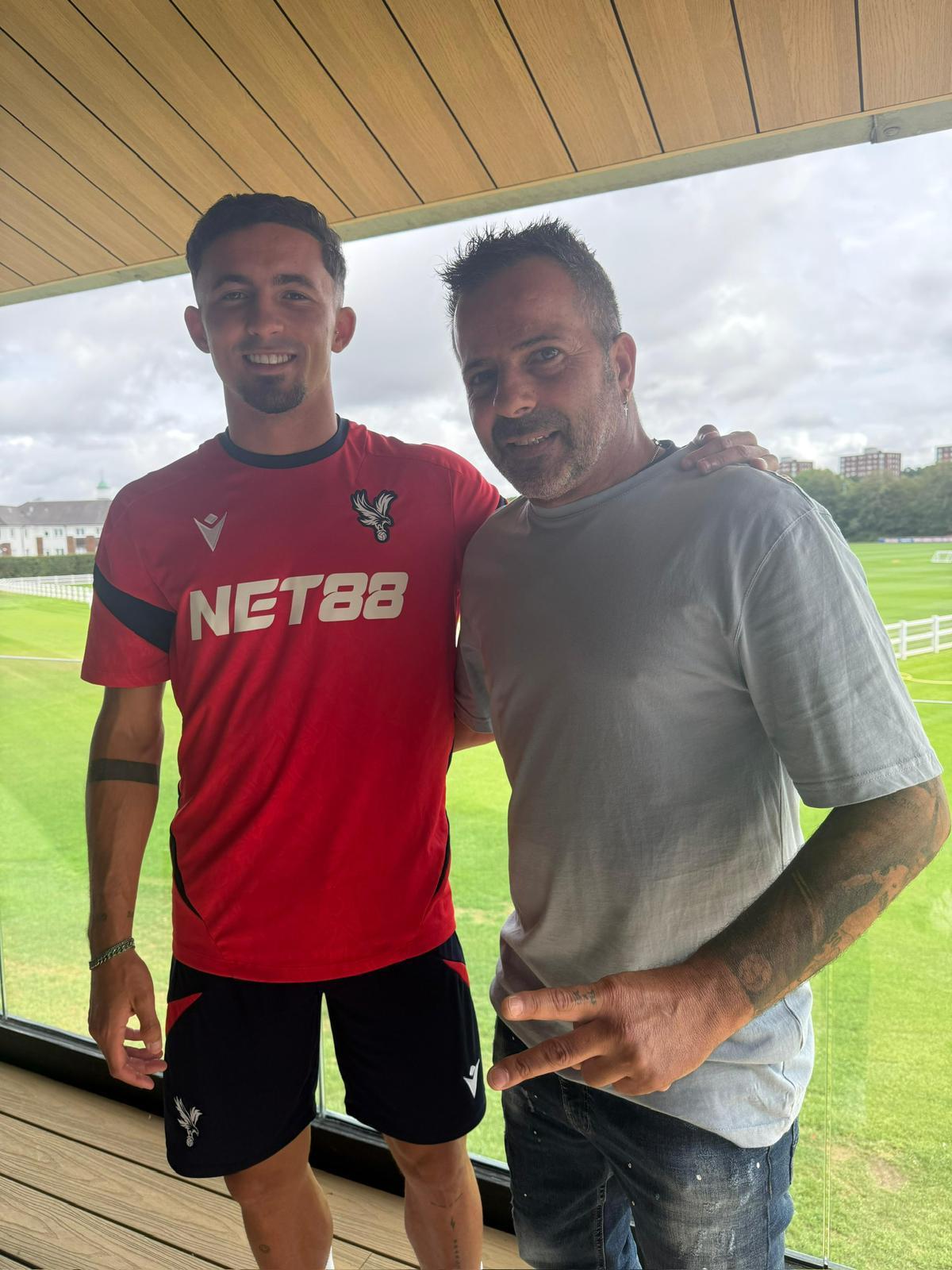 Yeremy Pino y su padre Chiqui, en la ciudad deportiva del Crystal Palace.