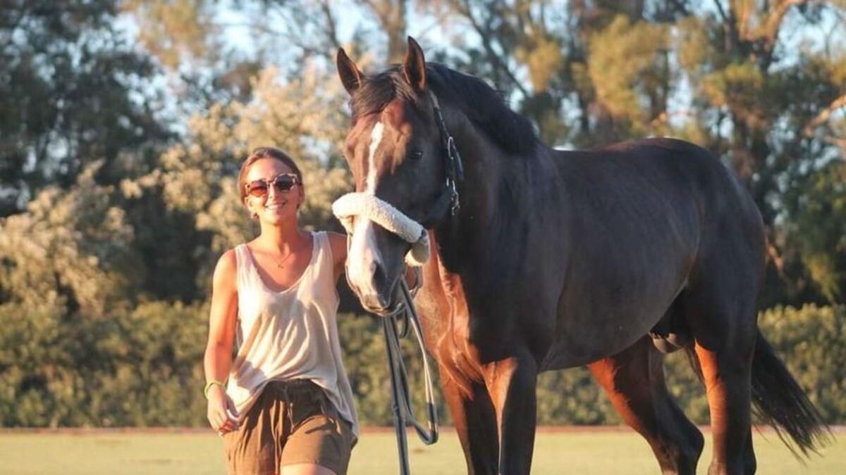 La profesora, con uno de los caballos que han robado.