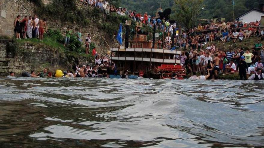 Una carroza, entrando al río en Puente d&#039;Arcu el año pasado.