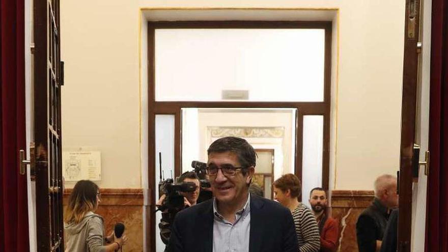 Patxi López, a su llegada ayer al Congreso de los Diputados. // Efe