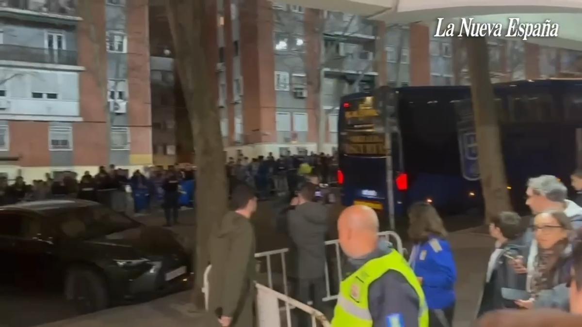 Martín Peláez y Agustín Lleida se marchan entre abucheos del Estadio de Vallecas.