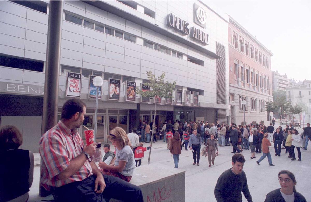 La inauguració dels cinemes Albèniz, reconvertits en deu sales, el 1998