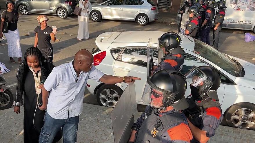 Protestas en el barrio de Cerdanyola de Mataró tras un desahucio se saldan con tres menores detenidos y cinco agentes heridos leves