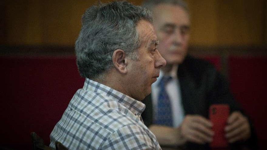 José Alén, durante el juicio, con su abogado José Manuel Orbán, detrás. // Brais Lorenzo