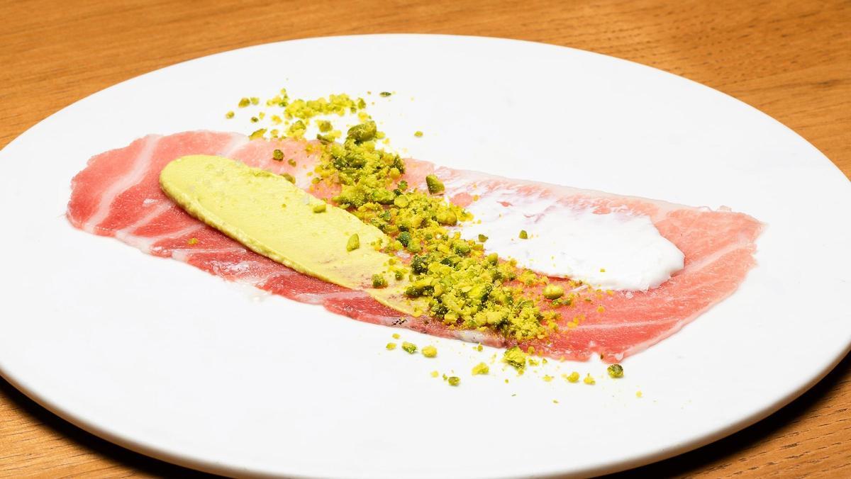 Carpacho de atún, aguacate, pistacho y 'raifort' (rábano picante) del restaurante Rías Kru
