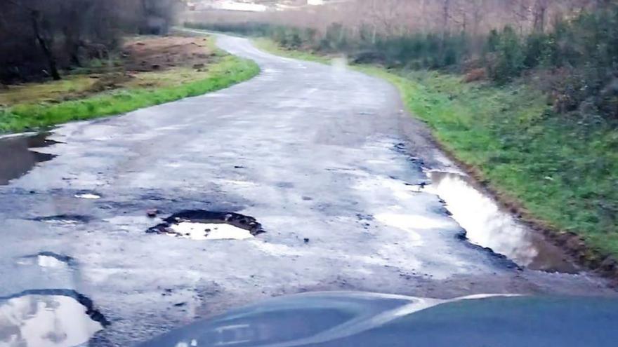 La carretera de Xalo a Castelo: socavones, riadas de agua y hasta la ambulancia la elude