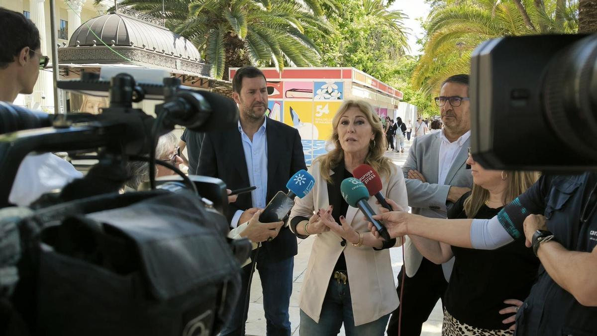 Carolina España atiende a los medios de comunicación en Málaga.