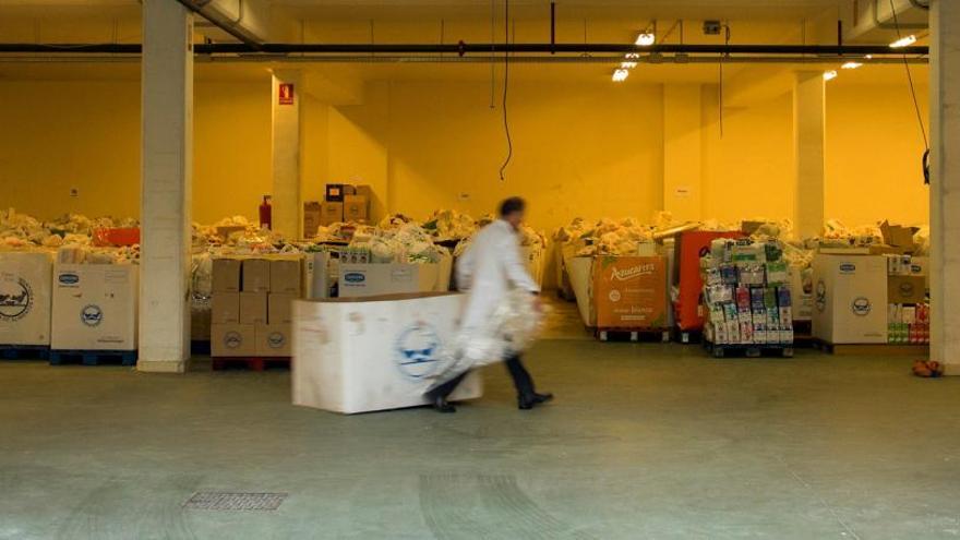 Un voluntario del Banco de Alimentos.