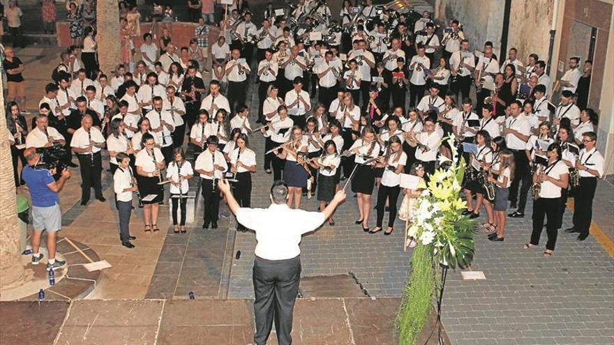 Seis bandas actúan en un lucido encuentro en la Llosa