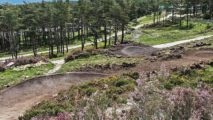 Una de las pistas de descenso del ‘bike park’ de Manzaneda. |  // FDV