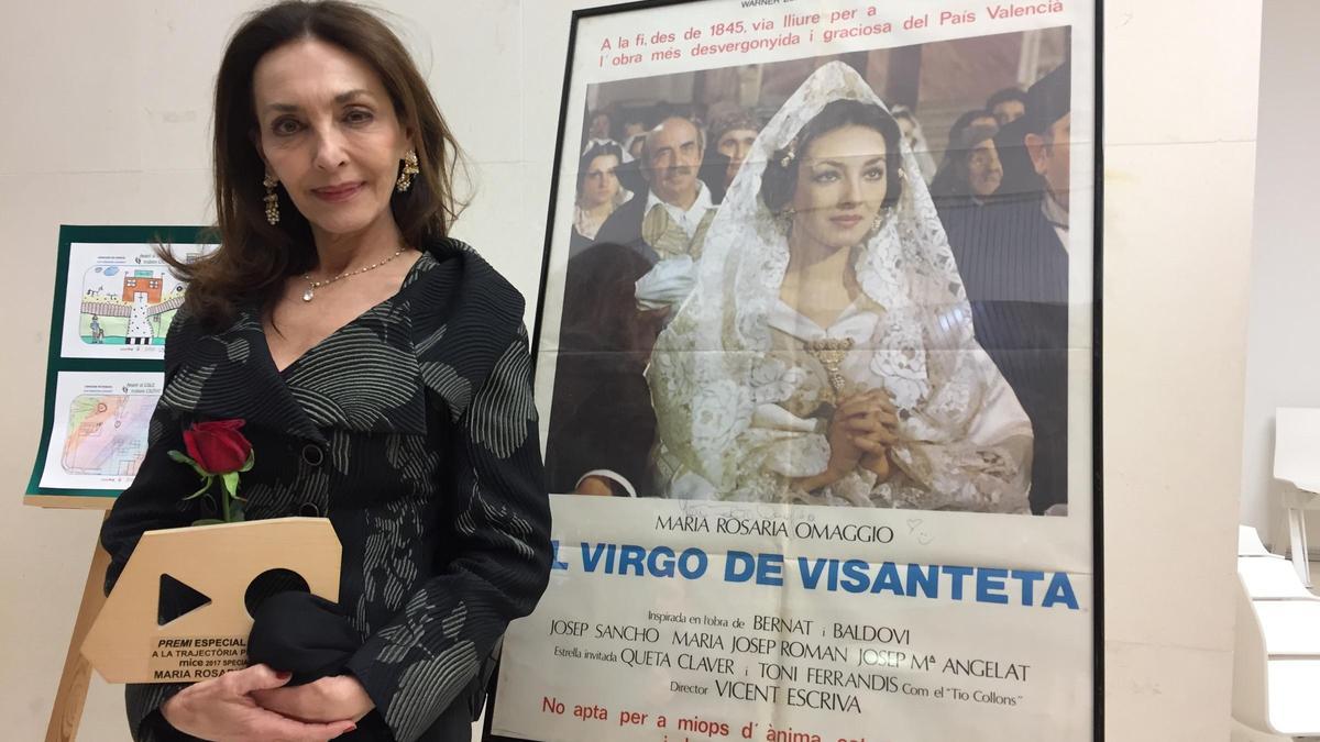 Maria Rosaria Omaggio ante el cartel de &quot;El virgo de Visanteta&quot; durante su participación en el festival MICE de 2017.