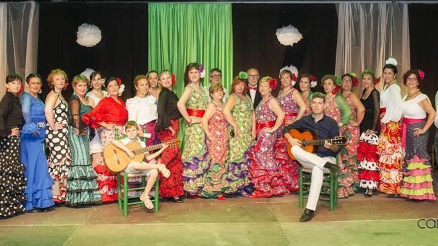 Miembros del Centro Cultural Andaluz de Almussafes durante uno de sus actos.