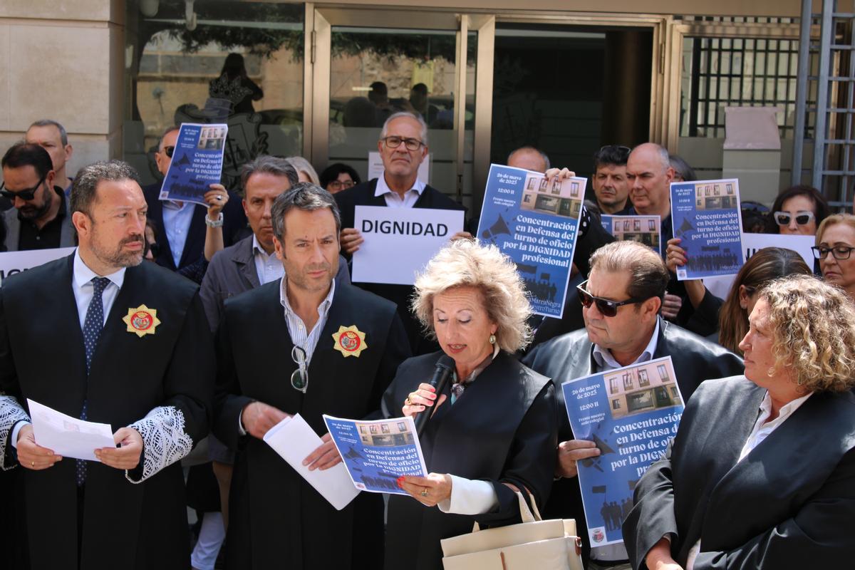 Una de las letradas que leían el manifiesto durante la protesta.