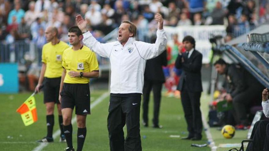 El técnico del Málaga CF, Bernd Schuster, durante el partido.