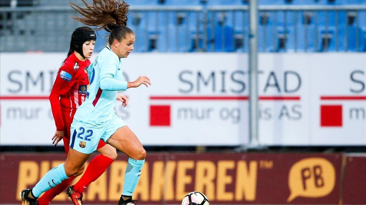 La azulgrana Martens, delante de Bertolucci, en el partido de Noruega.