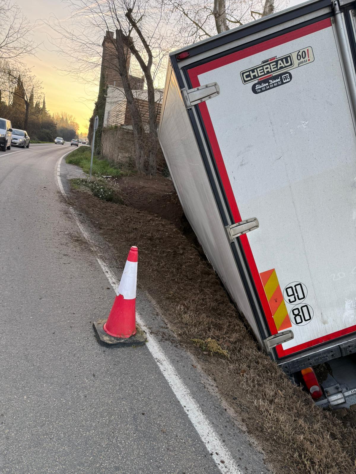 Les imatges del camió mig bolcat a Gualta