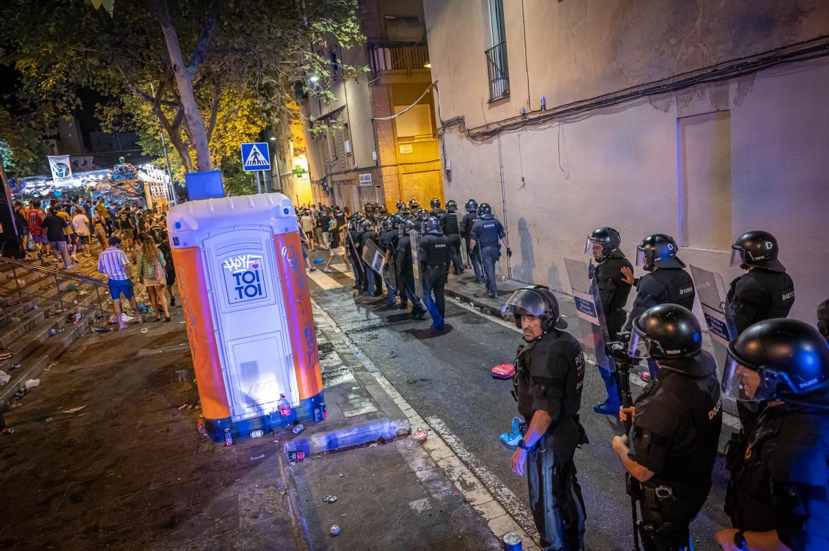 Ambiente nocturno de la Festividad de Santa María, en el barrio de Gràcia