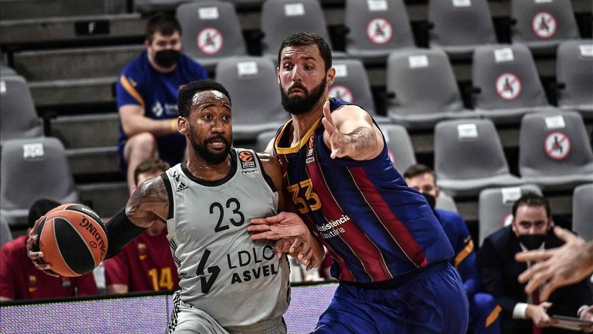 Nikola Mirotic intneta frenar la acción de David Lighty, uno de los destacados del Asvel