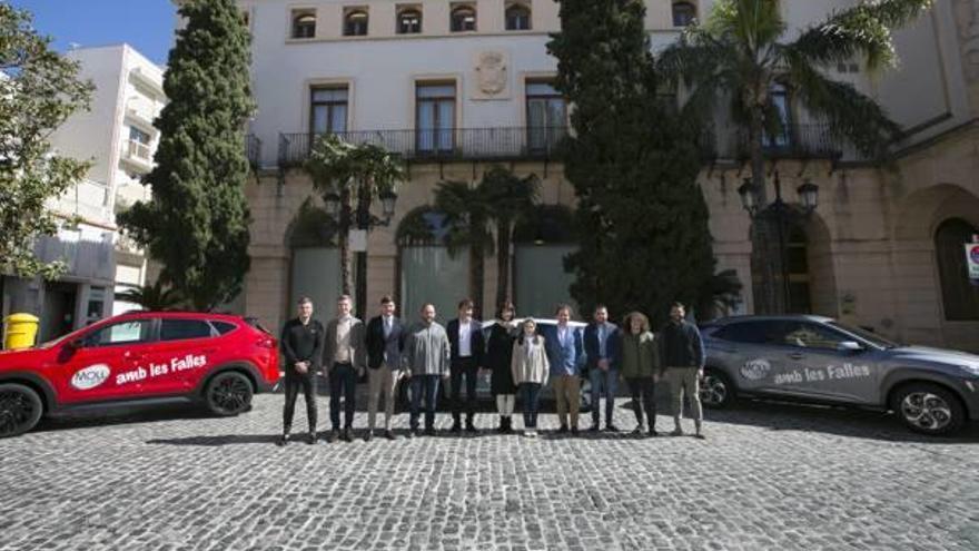 Alba Ramón, junto a representantes de la empresa y el ayuntamiento ante los coches.