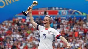 Megan Rapinoe muestra su alegría como balón de oro del Mundial.