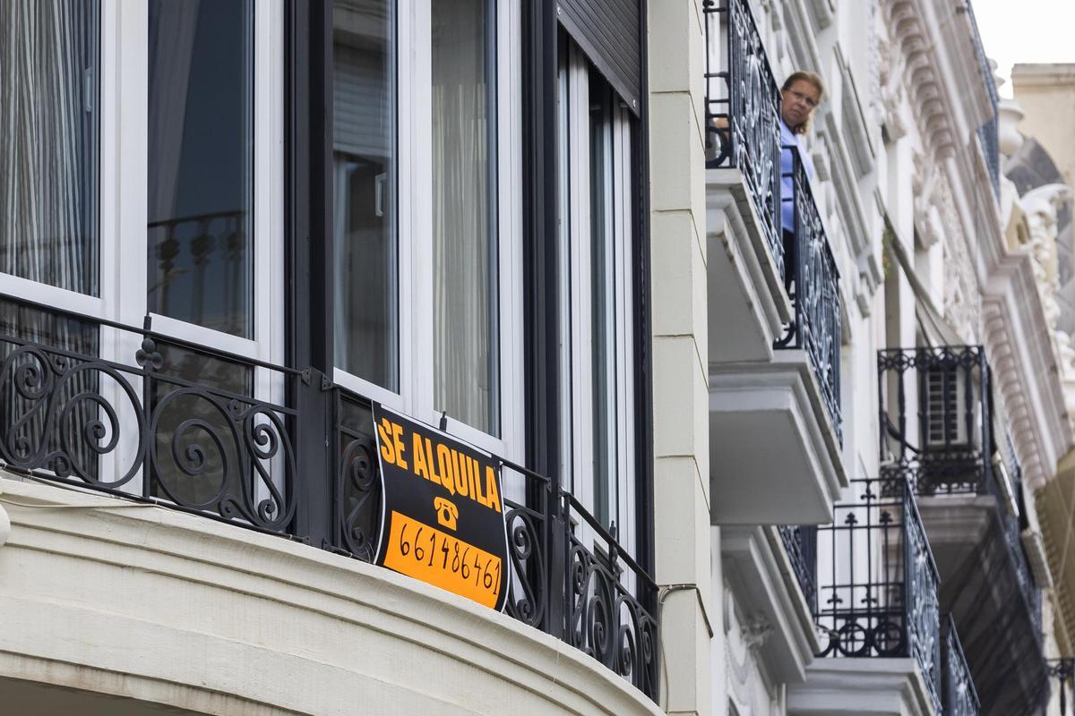 Cartel de una vivienda de alquiler junto al Mercado de Colón.