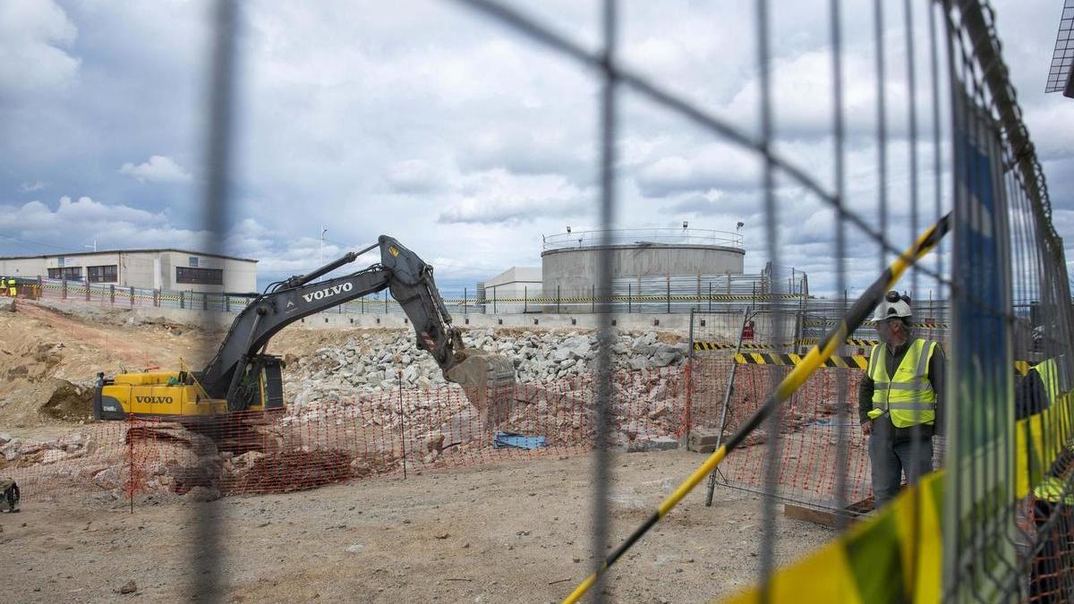 Obras de demolición del hotel de pacientes para construir nuevos accesos al hospital.