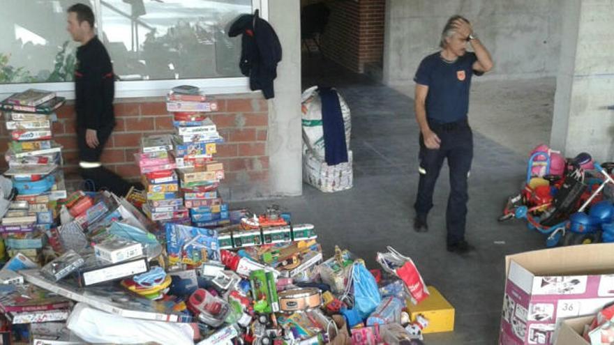 Los bomberos recogieron los regalos en el parque de Alicante