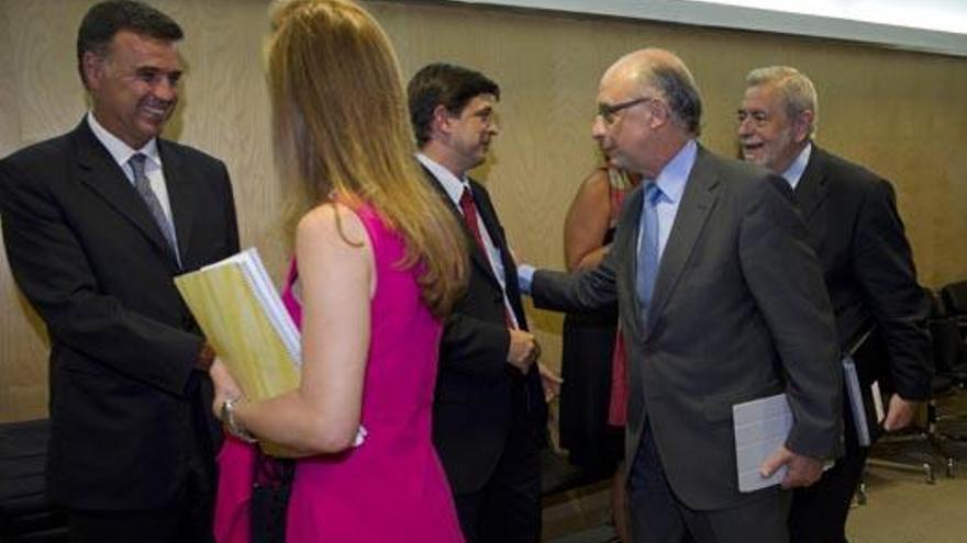 El ministro Cristóbal Montoro saluda al consejero Javier González Ortiz a su llegada, ayer, a la reunión del Consejo de Política Fiscal y Financiera. | lp / dlp