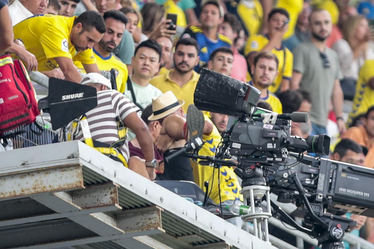 Momento del desvanecimiento del aficionado durante el Cádiz vs. FC Barcelona